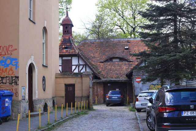 Budynek przy ul. Mickiewicza 31 to jeden z bardziej zadbanych obiektów na poznańskich Jeżycach. Jest wizytówką okolicy, w przeciwieństwie do mieszczących się tuż za nim zabytkowych stajni i wozowni. Te od lat popadały w ruinę.

Zobacz, jak wyglądają --->