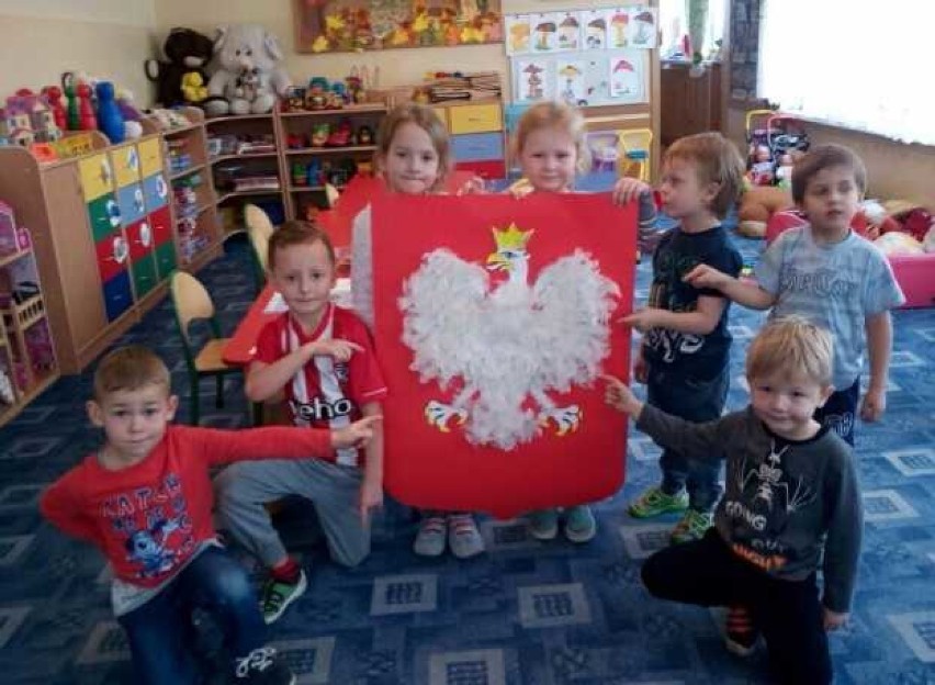 Przedszkolaki z Żychlina z okazji Narodowego Święta Niepodległości zrobiły godło Polski