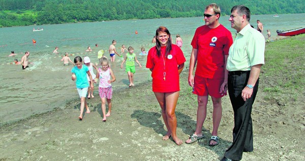 Jezioro Klimkówka: niedzielę przy stanicy WOPR wypoczywało ponad 1000 osób [ZDJĘCIA]