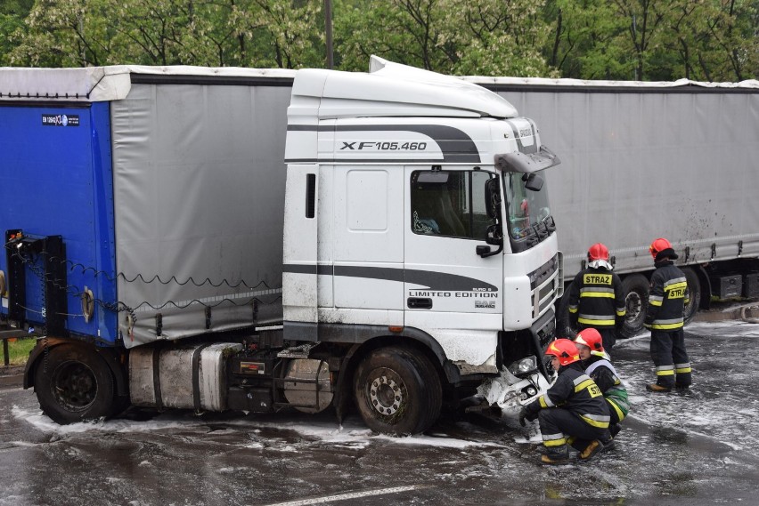 Świętochłowice: Wypadek TIR-a na DTŚ [ZDJĘCIA]. Duże utrudnienia dla kierowców