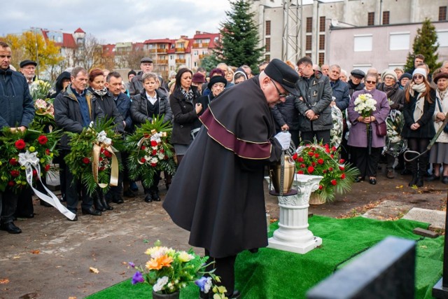 - Nie uratuję człowieka, ale mogę dać mu swój czas, pomodlić się za niego. Być przy nim - mówił na łamach "Pomorskiej" Tadeusz Centek w 2014 roku. Miał wtedy 93 lata i był uznawany za najstarszego wolontariusza w kraju. Zmarł w wieku 97 lat.

Tadeusz Centek z Bydgoszczy był prawdopodobnie najstarszym w Polsce wolontariuszem. Zgłosił się do pracy w wolontariacie w 1990 roku, gdy ks. Romuald Biniak, nieżyjący już proboszcz parafii Świętych Polskich Braci Męczenników, ogłosił zamiar utworzenia hospicjum. Od tego czasu pan Tadeusz pełnił regularne dyżury, parę razy w tygodniu, przy chorych w Hospicjum im. błogosławionego ks. Jerzego Popiełuszki.

Czasem pan Centek widział, jak schorowani, cierpiący ludzie odchodzą z tego świata na tamtą stronę. Dzisiaj On też już jest po tamtej stronie. Miał 97 lat...