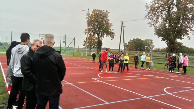 Młodzież cieszy się otwarciem boiska, bu zyskała nowe miejsce do spędzania wolnego czasu.