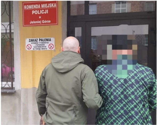 Policjanci z Wydziału Kryminalnego Komendy Miejskiej Policji w Jeleniej Górze zatrzymali 35-letniego mieszkańca powiatu karkonoskiego podejrzanego o  posiadanie narkotyków.