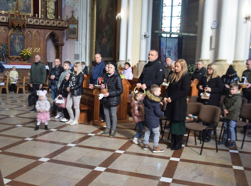 Wielkanoc 2023. Tradycyjne święcenie pokarmów w radomskiej katedrze. Zobacz zdjęcia