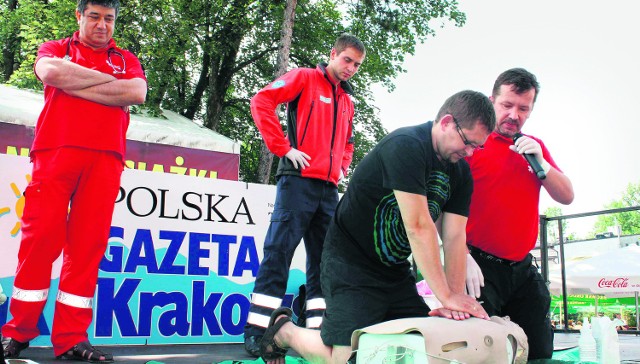 Polacy mało wiedzą o  pierwszej pomocy, ale chcą się uczyć - mówi ordynator Ali Issa-Darwich (pierwszy z lewej)