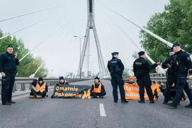 W ramach protestu pięć osób położyło się na jezdni na moście Świętokrzyskim