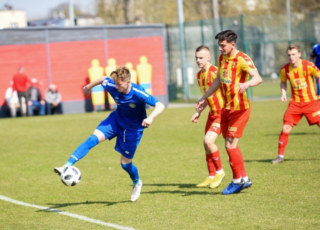 Korona Kielce umocniła się na prowadzeniu w Centralnej Lidze Juniorów. Lider tabeli wygrał w Toruniu z miejscową Elaną aż 5:0.