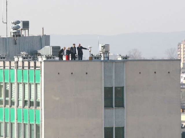 Cztery osoby stały we wtorek rano bez zabezpieczeń na dachu budynku Świętokrzyskiego Urzędu Wojewódzkiego w Kielcach.