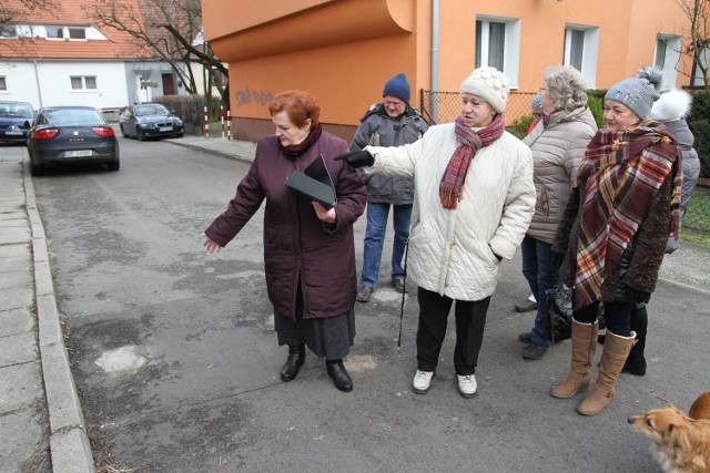 Po słupkach zostały tylko ślady. A one dawały nam i naszym dzieciom bezpieczeństwo - mówią mieszkańcy ul. Robotniczej.