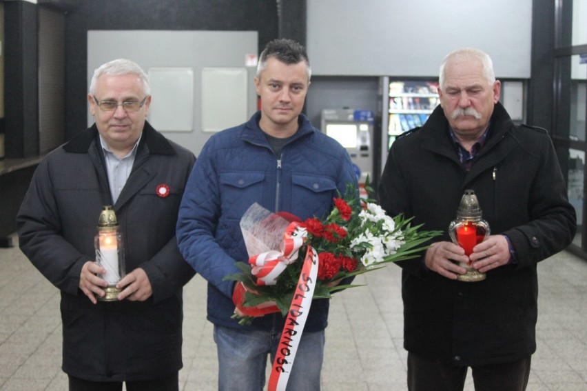 KROTOSZYN: Solidarność złożyła kwiaty i znicze pod tablicą na dworcu z okazji 100. rocznicy wybuchu Powstania Wielkopolskiego [ZDJĘCIA]