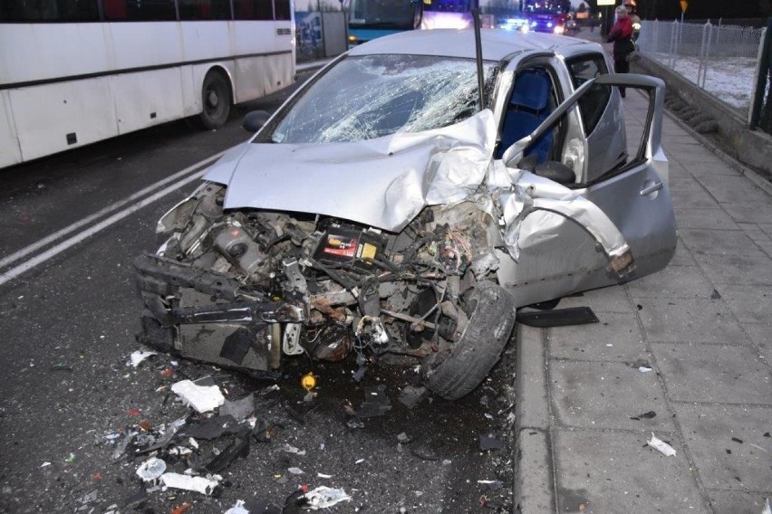 Wola Rzędzińska. Zderzenie osobówki z autobusem wiozącym ludzi do pracy ZDJĘCIA