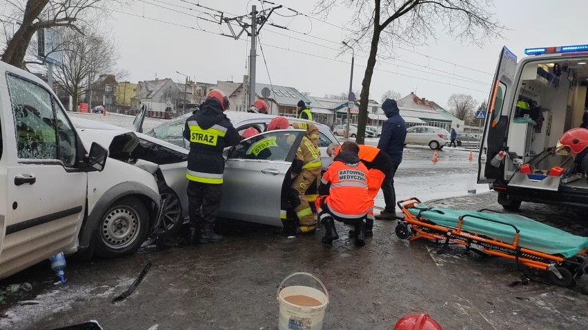 Groźny wypadek we Wrocławiu. Czołowe zderzenie dwóch aut na...