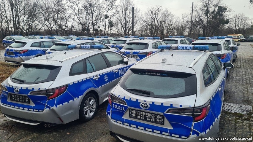 Policja prezentuje nowe radiowozy. Hybrydowe toyoty trafią do komend na Dolnym Śląsku