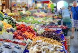 „Brudna dwunastka”, czyli owoce i warzywa mające najwięcej pestycydów. Które trafiły na listę? Jak bezpiecznie jeść te produkty? 