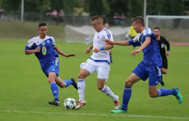 Ruch Chorzów (białe stroje) wygrał z UKS Ruch 8:1