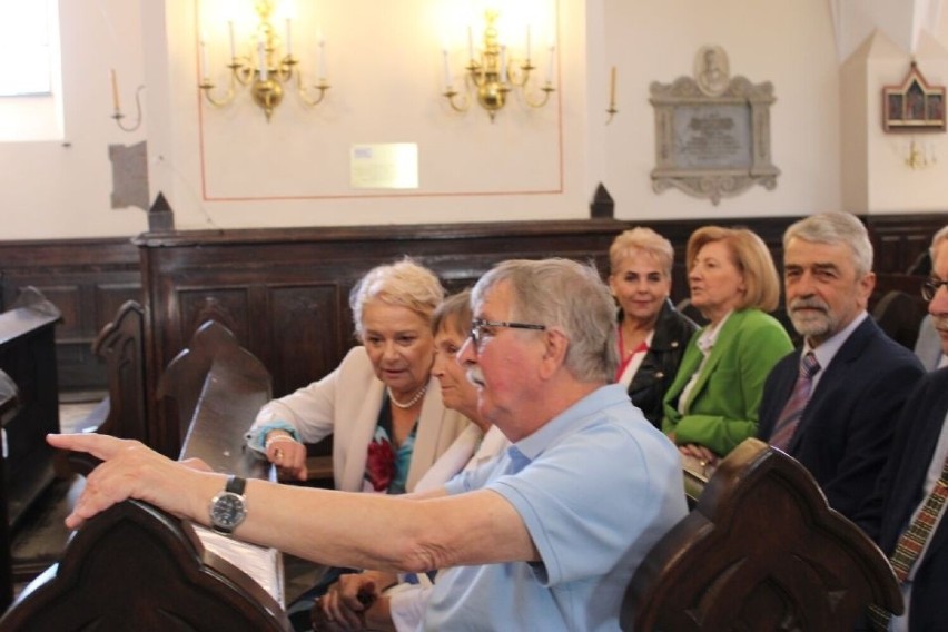 Zjazd absolwentów liceum Chałubińskiego w Radomiu. Spotkali się po 50 latach od matury, odwiedzili dawną szkołę. Zobacz zdjęcia