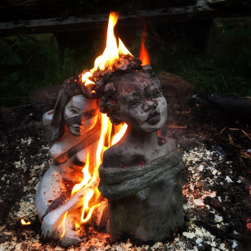 Zrodzone w ogniu. Żywioły i pierwotność w rzeźbach artystki z Goleniowa