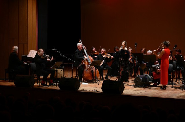 Orkiestra wystąpi w 22-osbowym składzie muzyków. Nie zabraknie żadnego z instrumentów, które występują w dużej orkiestrze symfonicznej.