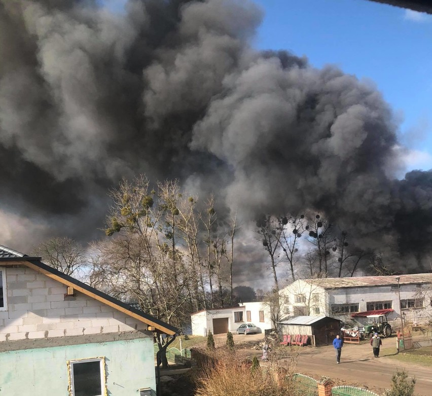 Pali się stodoła w Pawłowie Żońskim w gminie Wągrowiec. Straż pożarna jedzie na miejsce 