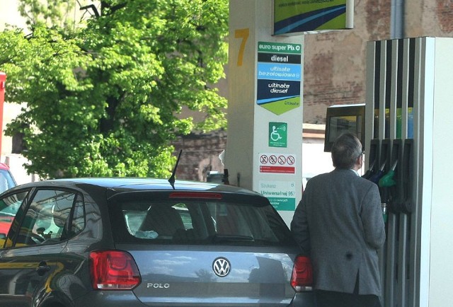 Osoby tankujące paliwo na stacjach są pod czujnym okiem kamer i pracowników.