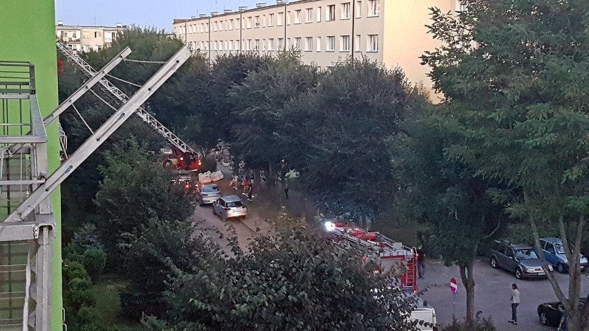 Os. Zachód. Strażacy wchodzili przez balkon do mieszkania na III piętrze