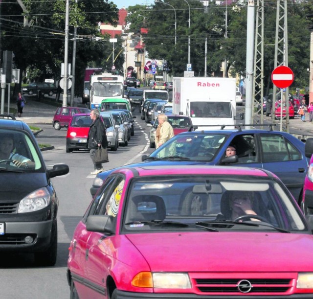 Samochodów przybywa. W sąsiedztwie Stawu Reja i alei Niepodległości miała powstać stacja benzynowa. To nie będzie łatwe