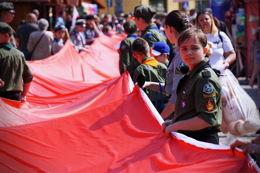 Dzień flagi w Kutnie. Przemaszerowano ze stumetrową flagą