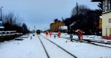 Pociąg utknął w zaspie koło Głogówka. Trwa ewakuacja pasażerów. Fatalne warunki na drogach i na kolei