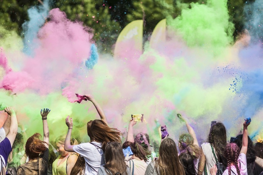 Festiwal Kolorów powrócił na Ursynów. Tłum ludzi zmienił się w wielobarwny korowód! [ZDJĘCIA] 