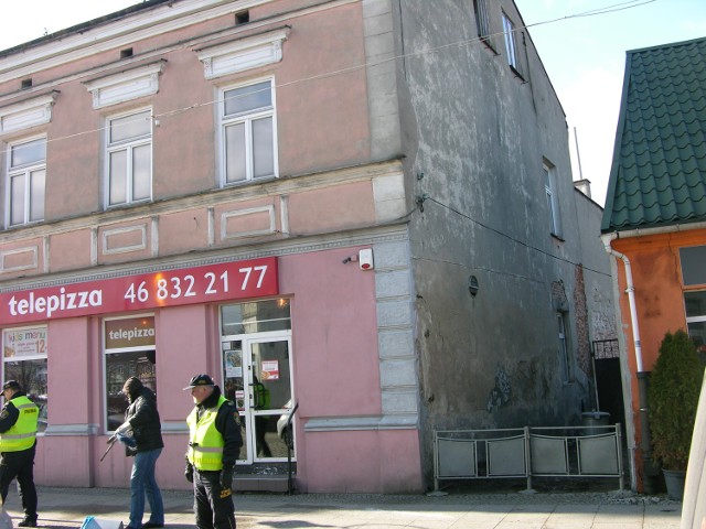 W środę (4 marca) po godz. 10 szyba spadła na chodnik w centrum Skierniewic. Na szczęście nikt w tym czasie nie przechodził w tym miejscu. Sprawą zainteresowała się straż miejska.