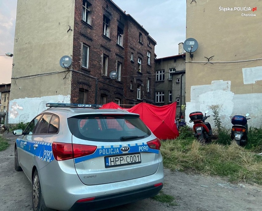 Tragiczny pożar kamienicy w Chorzowie, przy ul. Cmentarnej. Jedna osoba nie żyje, jedna została ciężko ranna