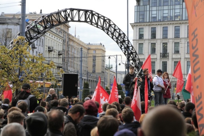 Kolejny protestest przed tęczą na pl. Zbawiciela [zdjęcia]