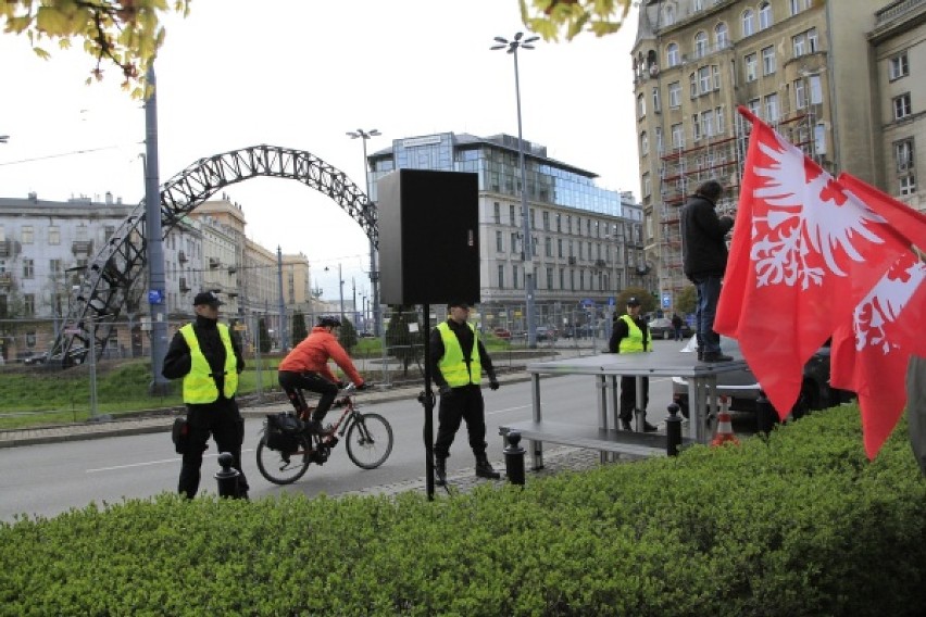 Kolejny protestest przed tęczą na pl. Zbawiciela [zdjęcia]