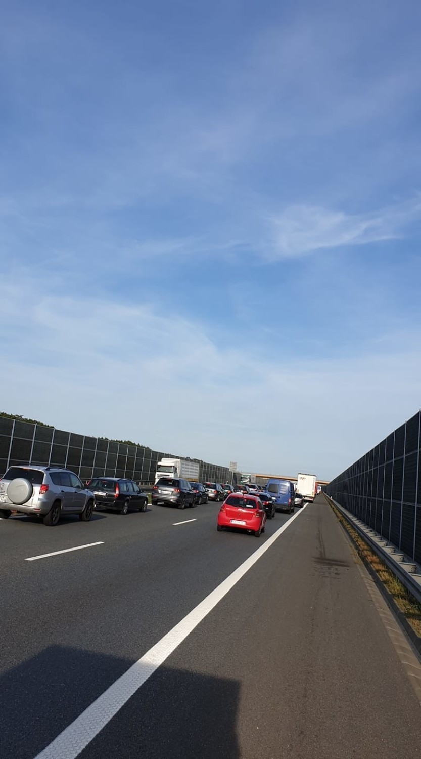 Bochnia. Wypadek na autostradzie, zderzenie trzech samochodów, jedna osoba ranna