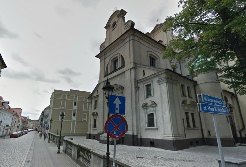 Pękają mury bazyliki mniejszej w Lesznie.  Jest szansa na pieniądze na remont zabytkowego kościoła