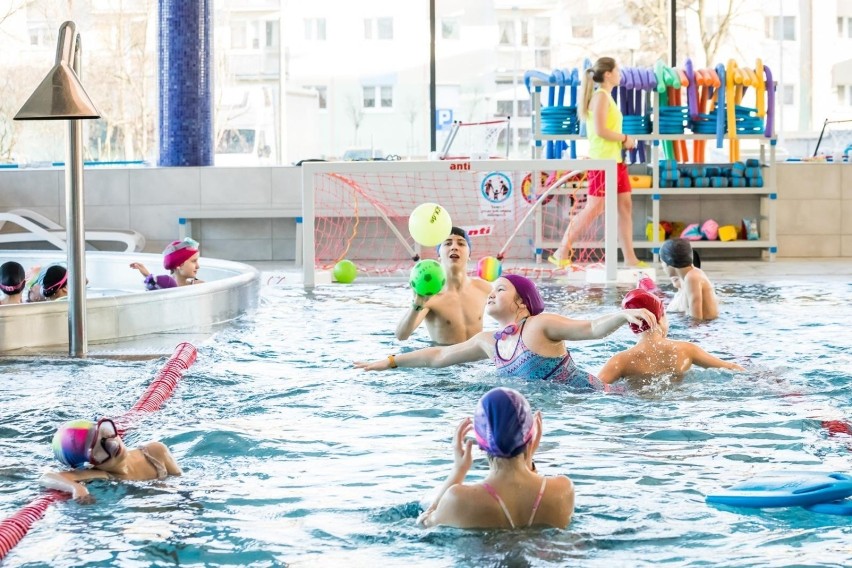 Na basenie Piąta Fala na Kapuściskach dzieci chętnych do...