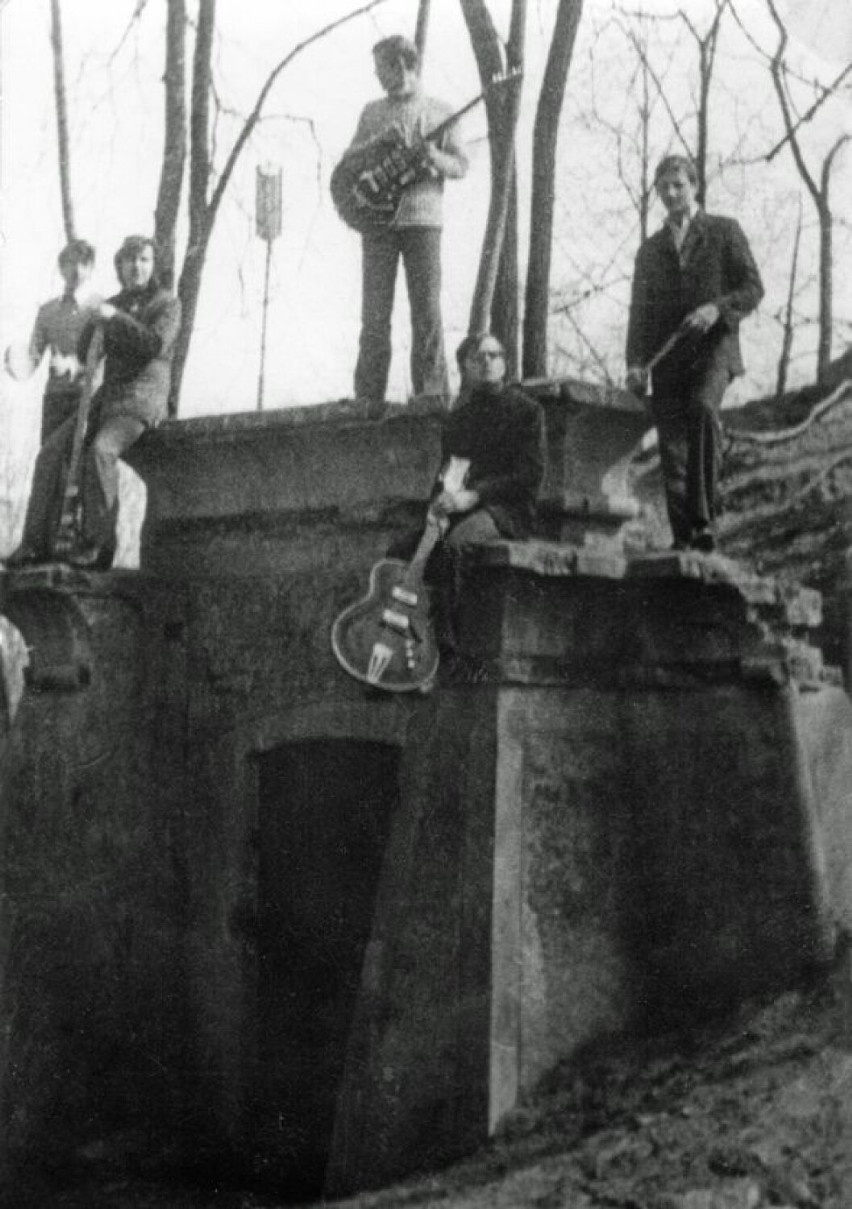 Zespół "Inni" 1969 rok. Artyści uwiecznieni na wejściu do...