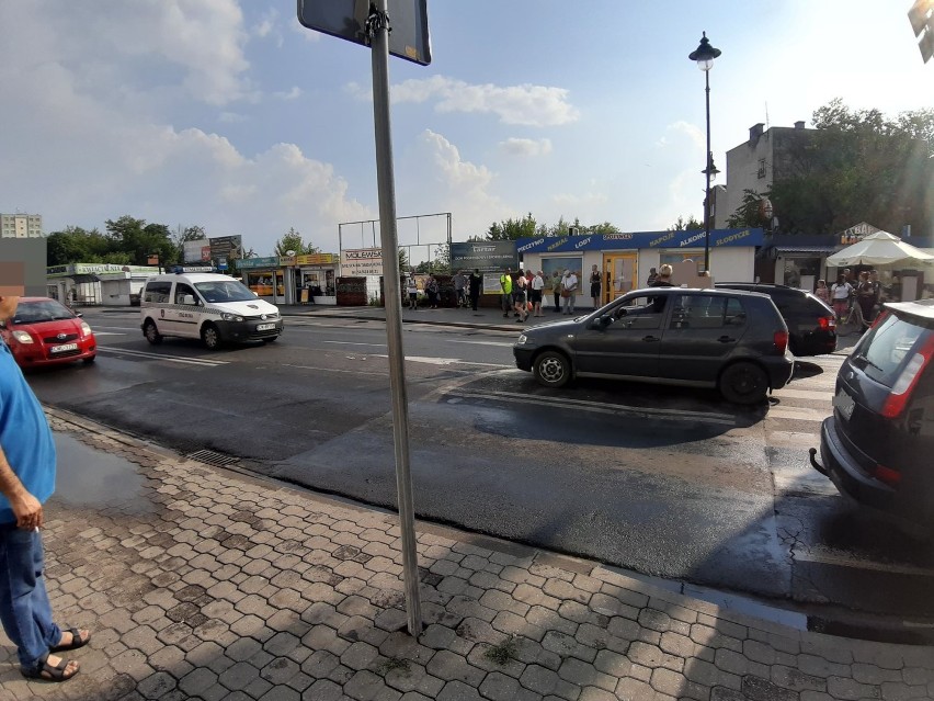 Wypadek na ulicy Chopina we Włocławku. Volkswagen potrącił mężczyznę na pasach [zdjęcia]