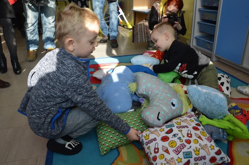 Uszyli i podarowali poduszki i przytulanki dla dzieci ze szpitala w Bełchatowie [ZDJĘCIA]