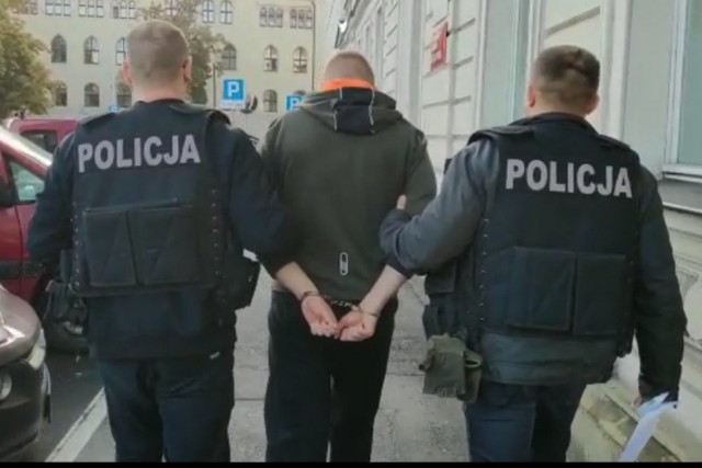 Bydgoscy policjanci namierzyli i zatrzymali 27-latka podejrzanego o posiadanie znacznych ilości narkotyk&oacute;w. 

W poniedziałek (7 października) po południu policjanci namierzyli typowanego od pewnego czasu 27-latka. Siedział w samochodzie przy ulicy Polanka w Bydgoszczy. Kryminalni wylegitymowali podejrzewanego. W trakcie kontroli mężczyzna nie miał przy sobie żadnych zabronionych środk&oacute;w odurzających. Następnie pojechali z nim do jego miejsca zamieszkania.

- 27-latek miał w mieszkaniu pełen wachlarz narkotyk&oacute;w. Funkcjonariusze zabezpieczyli ponad kilogram marihuany, blisko p&oacute;ł kilograma amfetaminy, kokainę, z kt&oacute;rej można by było zrobić ponad 30 porcji tego narkotyku, 240 sztuk listk&oacute;w LSD, 270 sztuk tabletek ekstazy, proszek z granulkami MDMA, dwie wagi elektroniczne oraz inne substancje, kt&oacute;re będą poddane laboratoryjnej ekspertyzie - wylicza kom. Przemysław Słomski z bydgoskiej policji.

27-latek został zatrzymany i dowieziony do policyjnego aresztu. Usłyszał zarzut posiadania znacznej ilości narkotyk&oacute;w. Sąd po zapoznaniu się z aktami sprawy aresztował 27-latka na najbliższe trzy miesiące.

Grozi mu kara do 10 lat pozbawienia wolności.  

