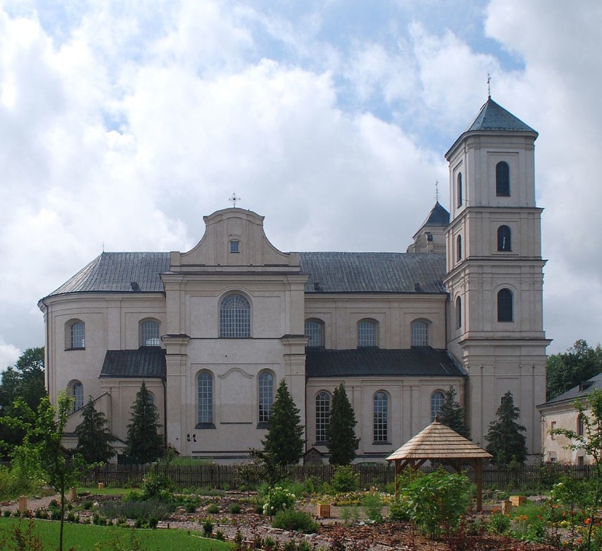 Sanktuarium Maryjne w Różanymstoku

Sanktuarium mieści się w...