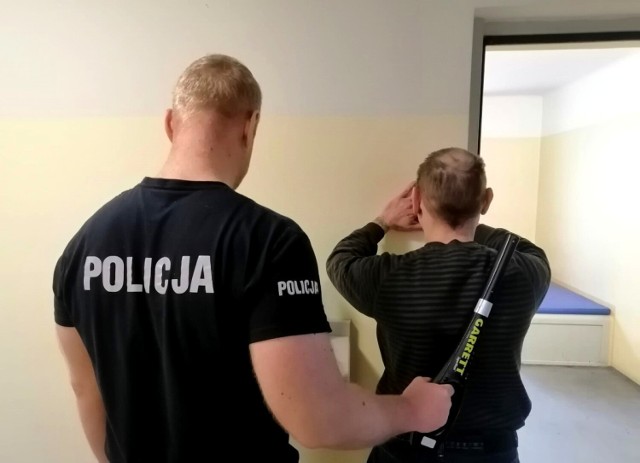 Rozbój za dwa wina w Piotrkowie - sprawcy trafili do aresztu na dwa miesiące