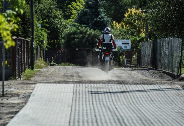 Ulica Łucka była jedną z pierwszych, gdzie pojawiły się płyty ażurowe.  Koszty budowy tego typu dróg są znacznie niższe, niż w przypadku nawierzchni asfalto-betonowych. Są jednak mniej odporne na uszkodzenia - wyjaśniają bydgoscy drogowcy. 


300 Plus - wszystko, co musisz wiedzieć o programie.

