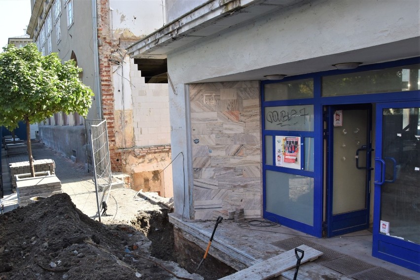 Zburzono część zabudowań dawnego banku PKO w Opolu. Zniknął...