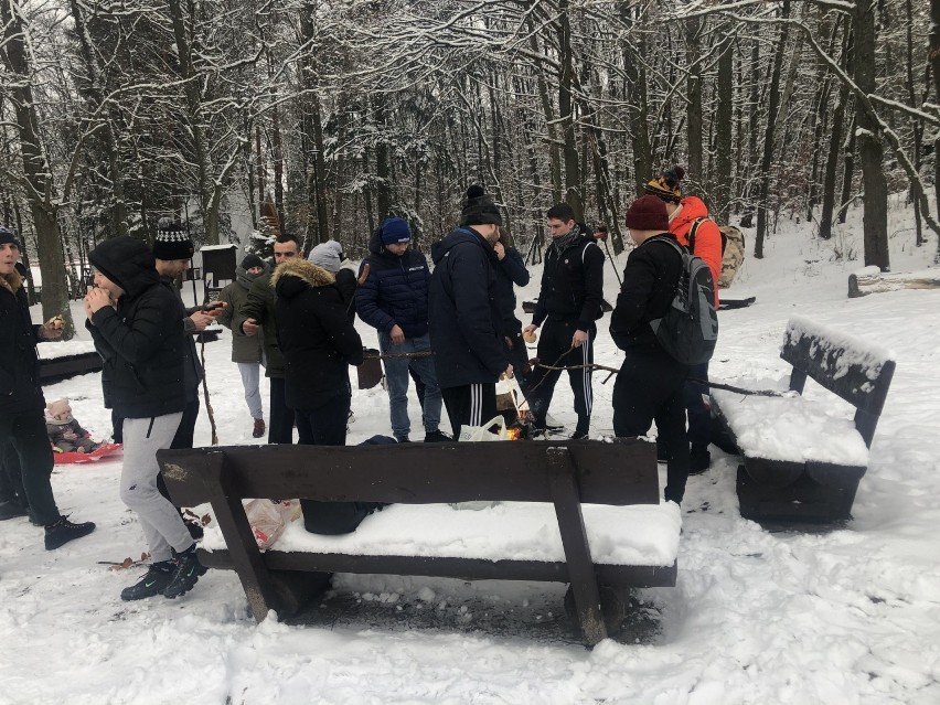 Niestraszna im zima. Zawodnicy MMAtaleo morsowali w Obłężu [ZDJĘCIA]