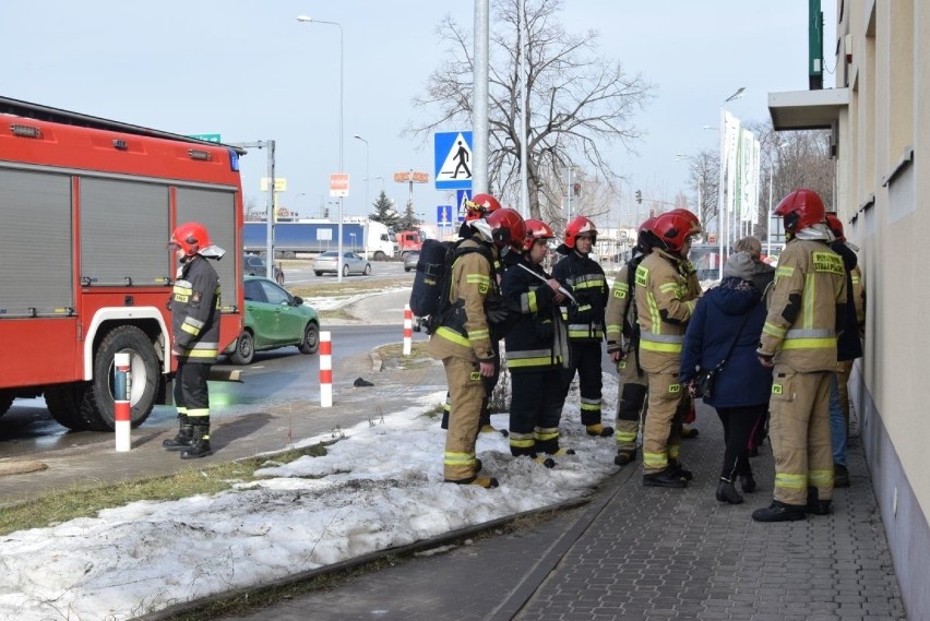 Wozy strażackie przed blokiem na ulicy Zagnańskiej w Kielcach. Co się stało?