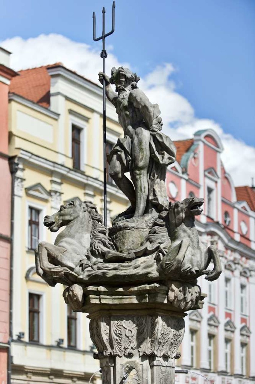 Fontanna z rzeźbą Neptuna na Rynku w Świdnicy. Wzniesiona w...