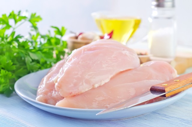 Surowa pierś kurczaka w 100 g zapewnia organizmowi tylko 98 kcal, jest zatem produktem niskokalorycznym. Z tego powodu chętnie wybierają ją osoby będące na diecie odchudzającej