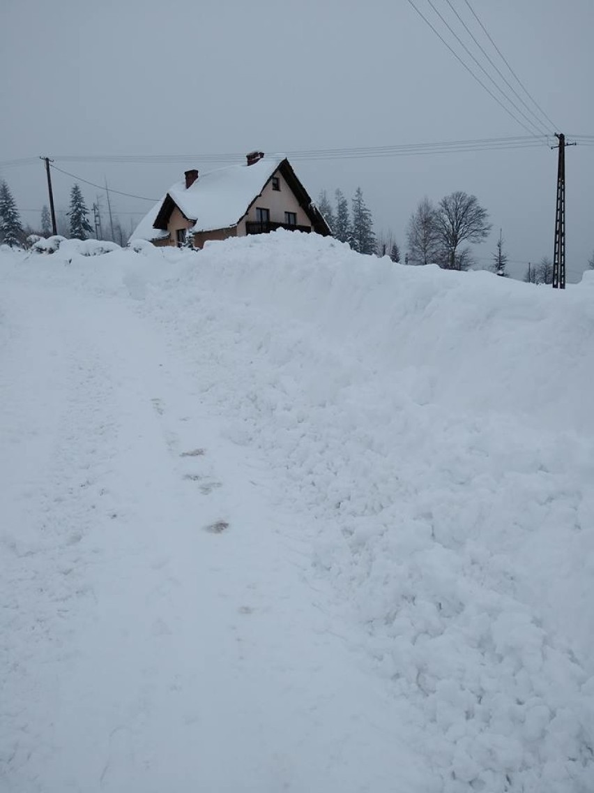 W Beskidach trwa walka ze śniegiem, w Ujsołach i Rajczy jest lepiej, jest już dojazd do przysiółków (ZDJĘCIA)