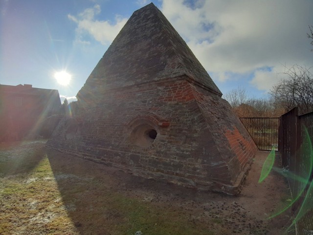 XVIII-wieczna piramida, grobowiec rodu von Ebenów, znajduje się przy drewnianym kościele w Rożnowie.